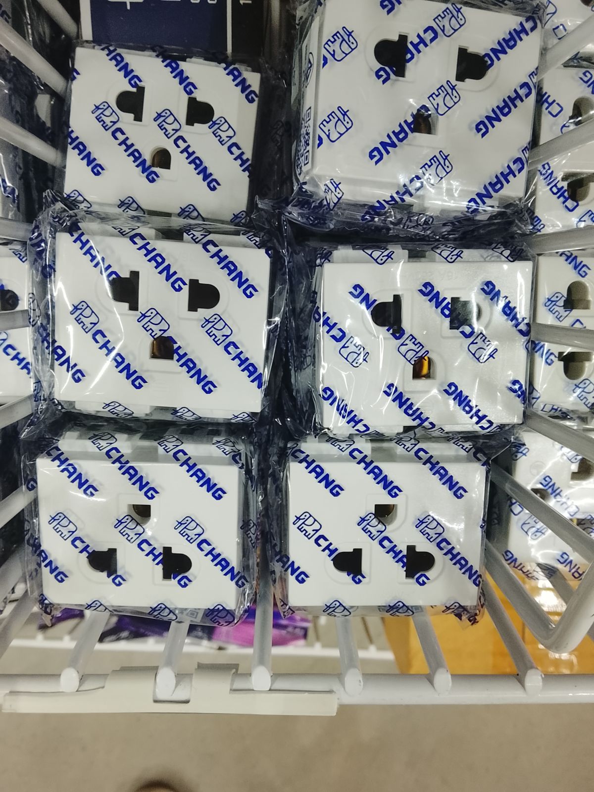 PCH-903Nเต้ารับ 3 ขา มีม่านนิรภัย เสียบบล็อค สีขาว CHANG