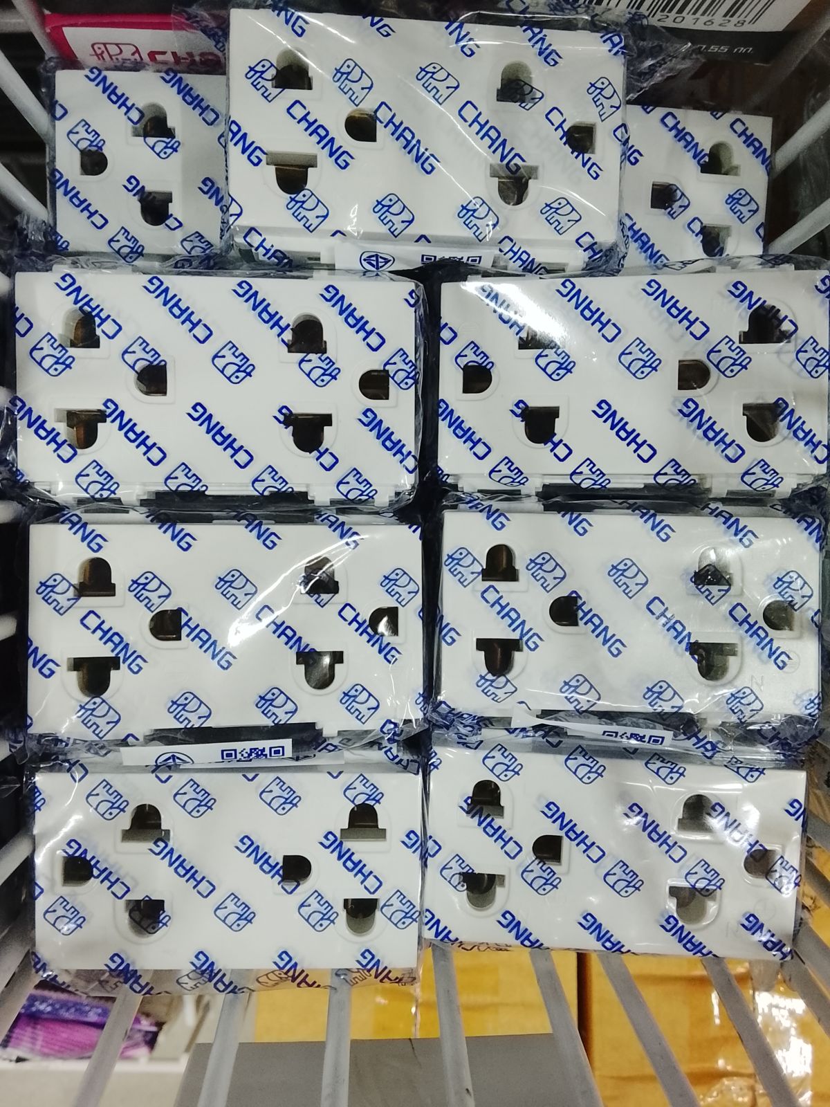 PCH-904เต้ารับคู่มีกราวด์ สีขาว CHANG