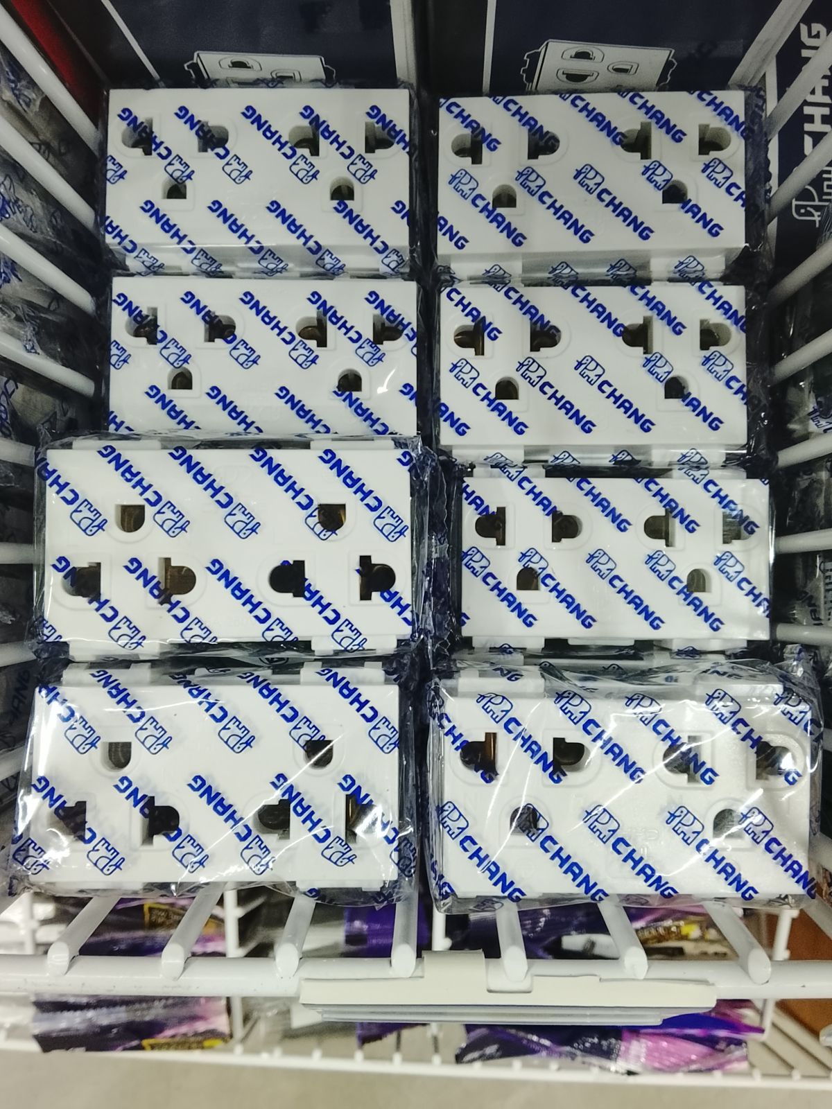 PCH-904Nเต้ารับคู่มีกราวด์ เสียบบล็อค สีขาว CHANG