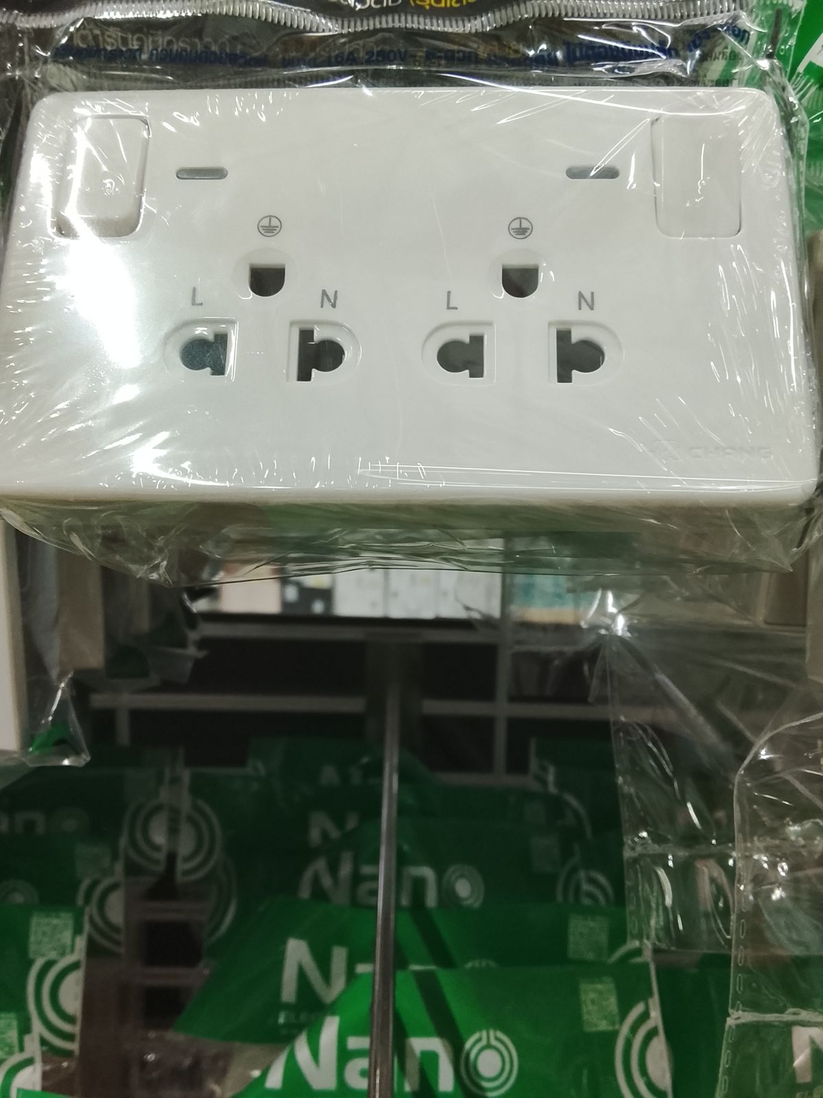 PCH-904LNเต้ารับคู่มีกราวด์ มีสวิตซ์ควบคุม สีขาว CHANG