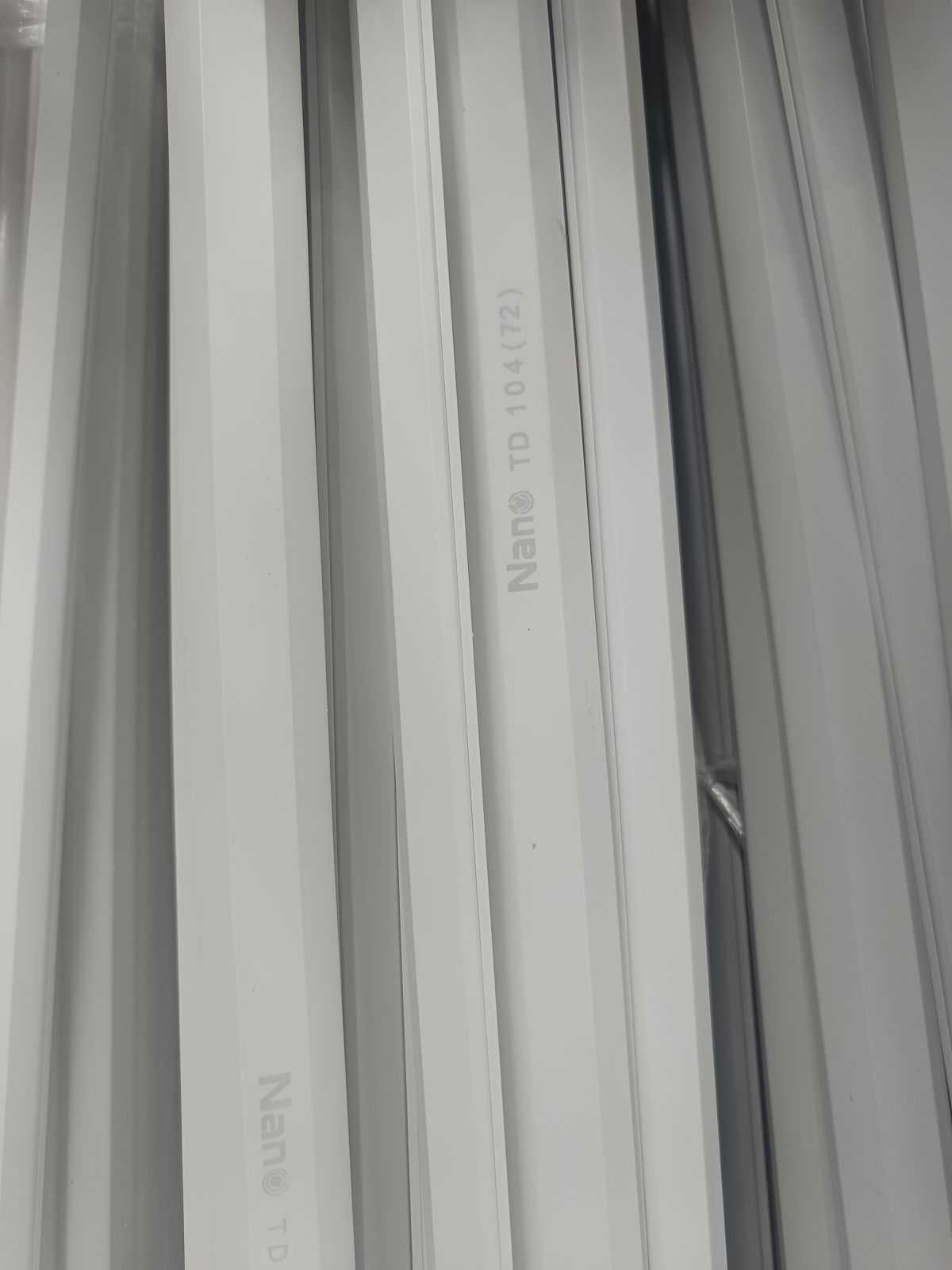 NNTD104 รางร้อยสายไฟ DT NANO 12*25 สีขาว