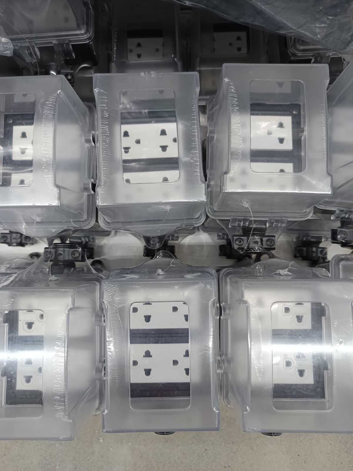 บล็อคยาง+พร้อมปลั๊กกราวด์คู่ 2 ตัว (เบรกเกอร์ 20A) 7482+P สีแดง VENA