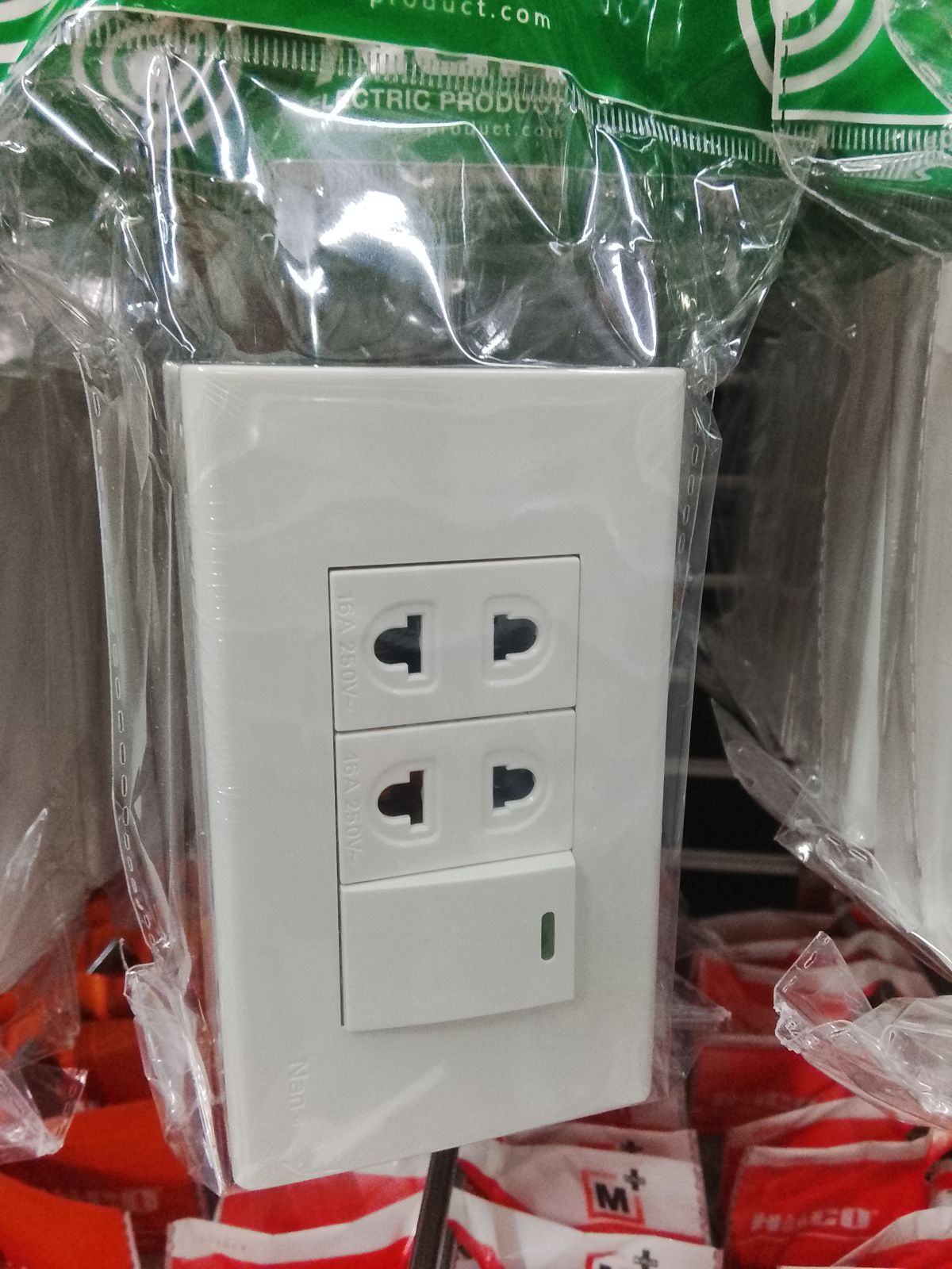 CS122-BW เต้ารับเดี่ยว ปลั๊ก *2+ สวิทซ์ 1 ทาง สีขาว NANO