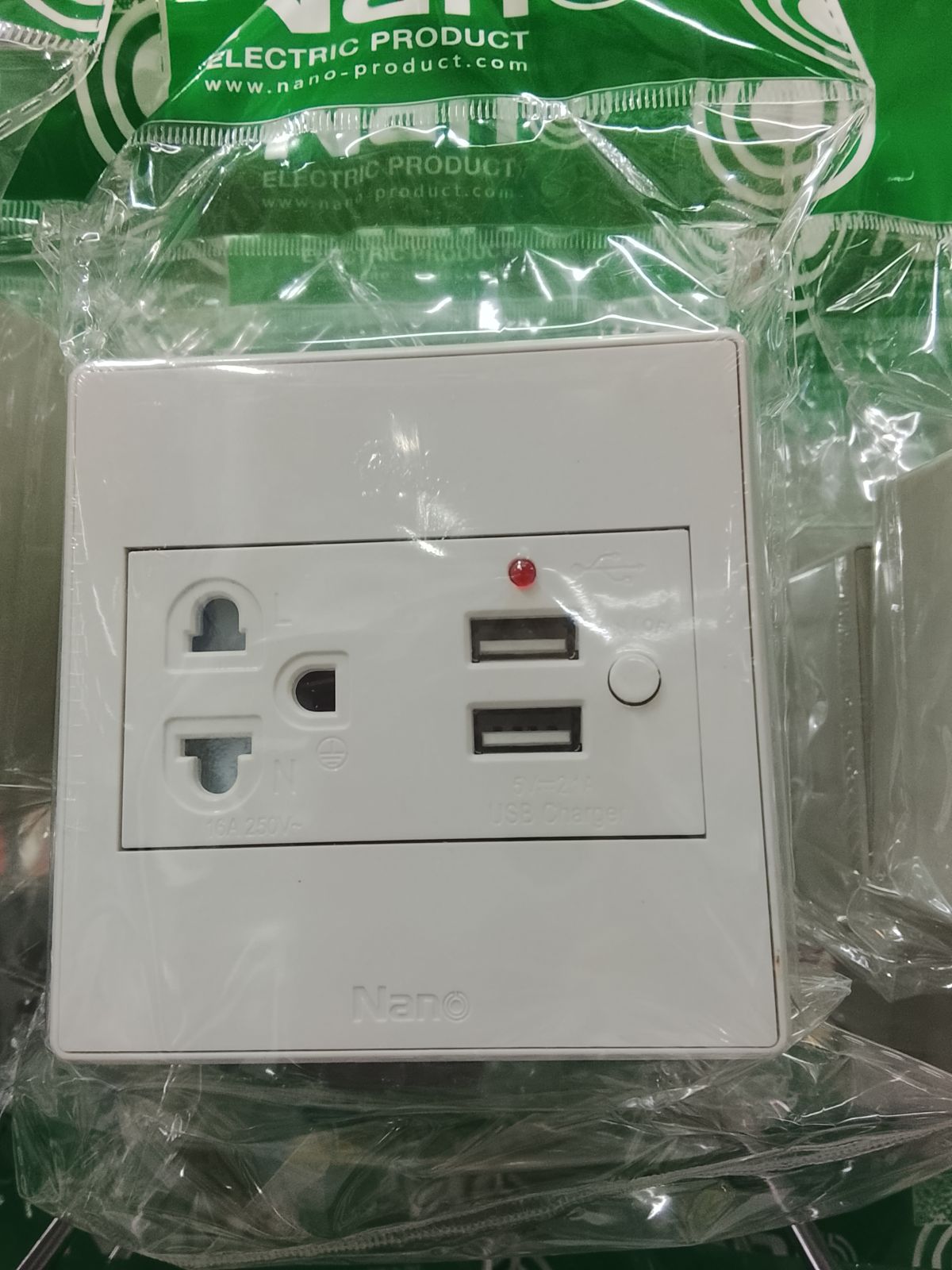 CS86U3-BW เต้ารับเดียวมีกราวน์ ม่านนิรภัยชาร์จ USB2.1A5Vเดี่ยว สีขาว NANO