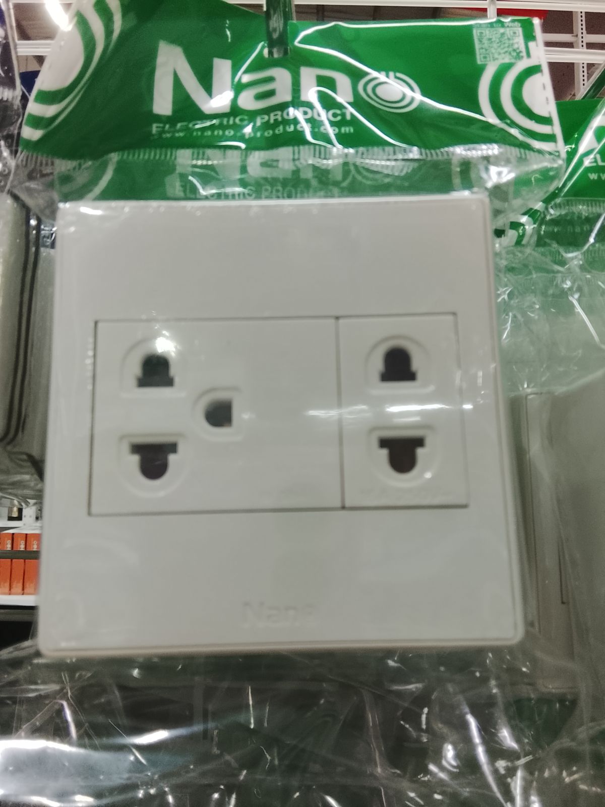 CS8625-BW เต้ารับเดียวมีกราวน์ + เต้ารับเดี่ยว สีขาว NANO