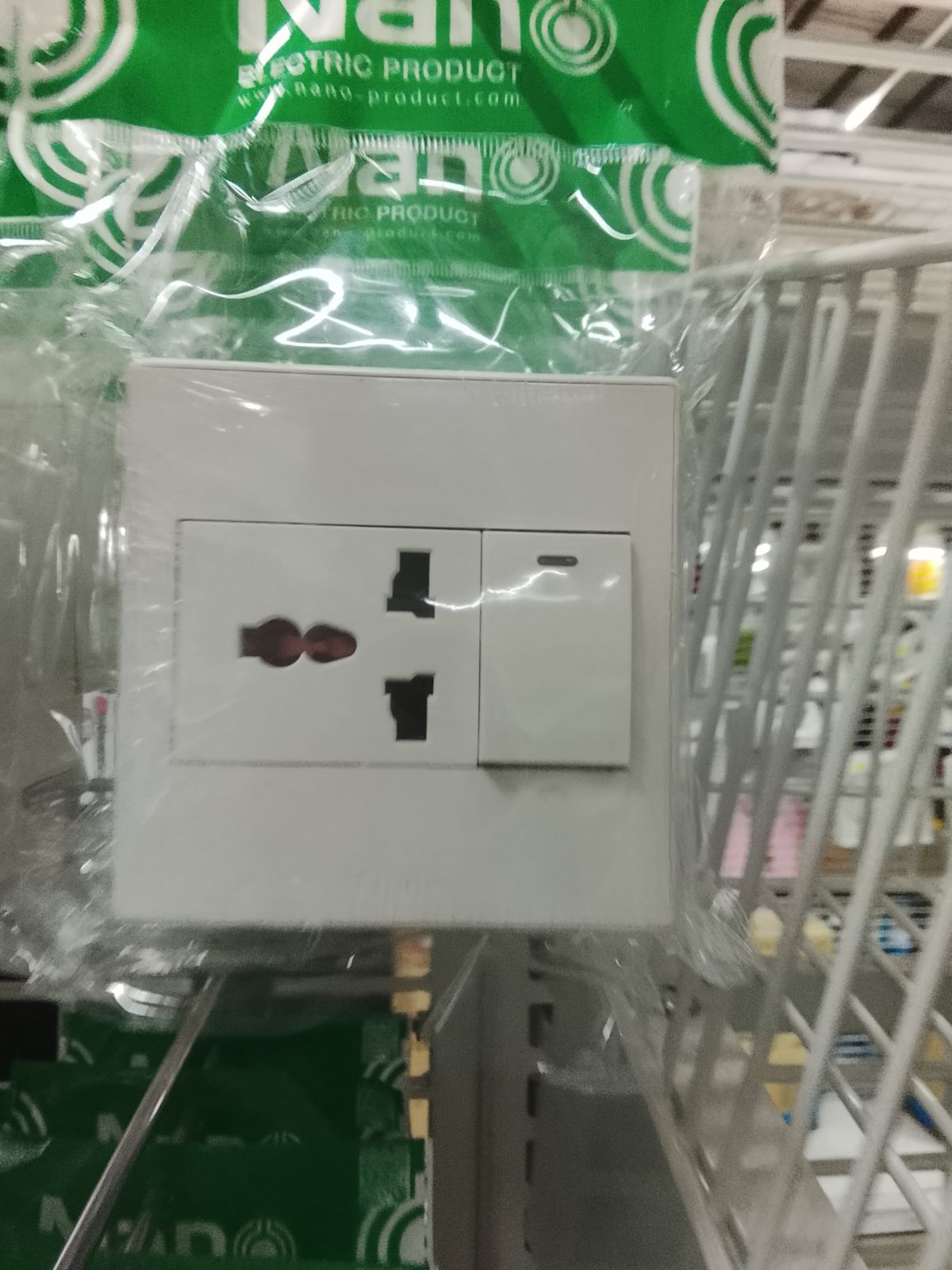 CS8631-BW เต้ารับเดียวสากล + สวิทซ์ 1 ทาง สีขาว NANO