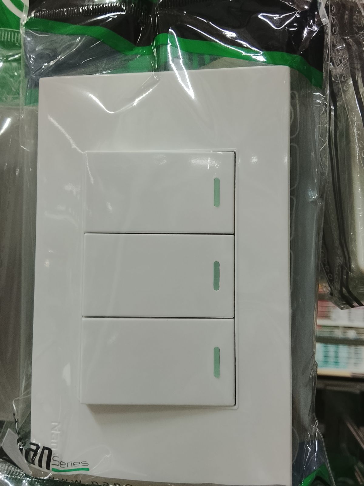 CP111-W สวิตช์ 1 ทางแบบมีพรายน้ำ*3 ตัว สีขาว NANO