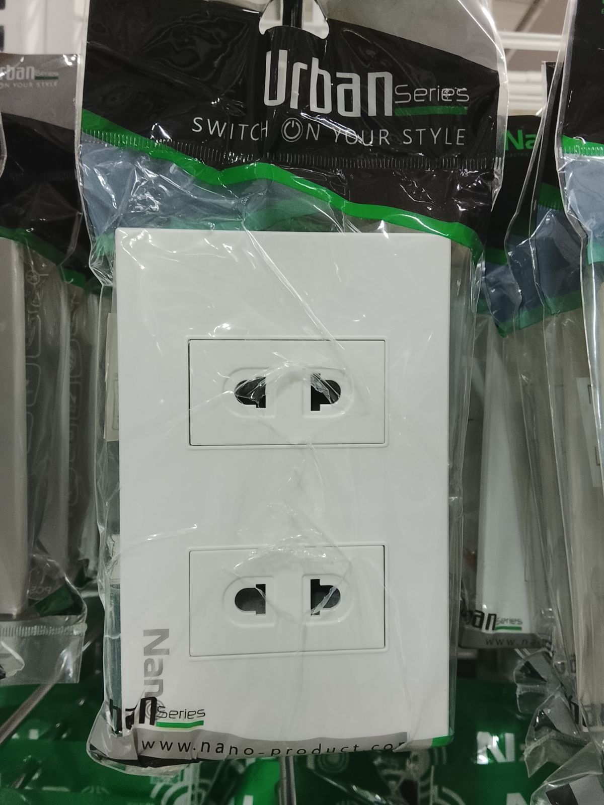 CP202-W เต้ารับเดี่ยวแบบมีม่านนิรภัย *2 ตัว สีขาว NANO