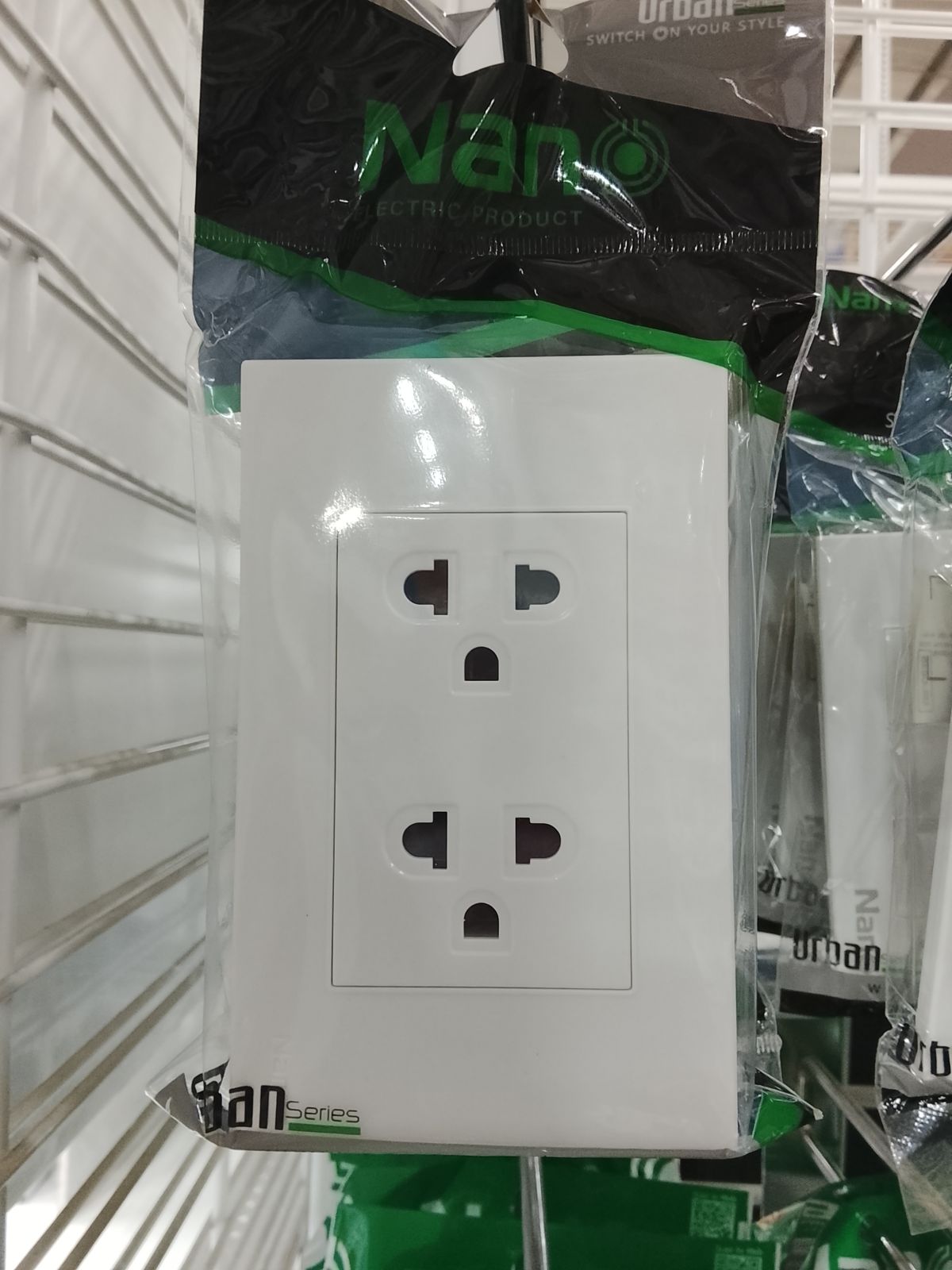 CP55R-W เต้ารับคู่แบบกราวน์ มีม่านนิรภัย สีขาว NANO