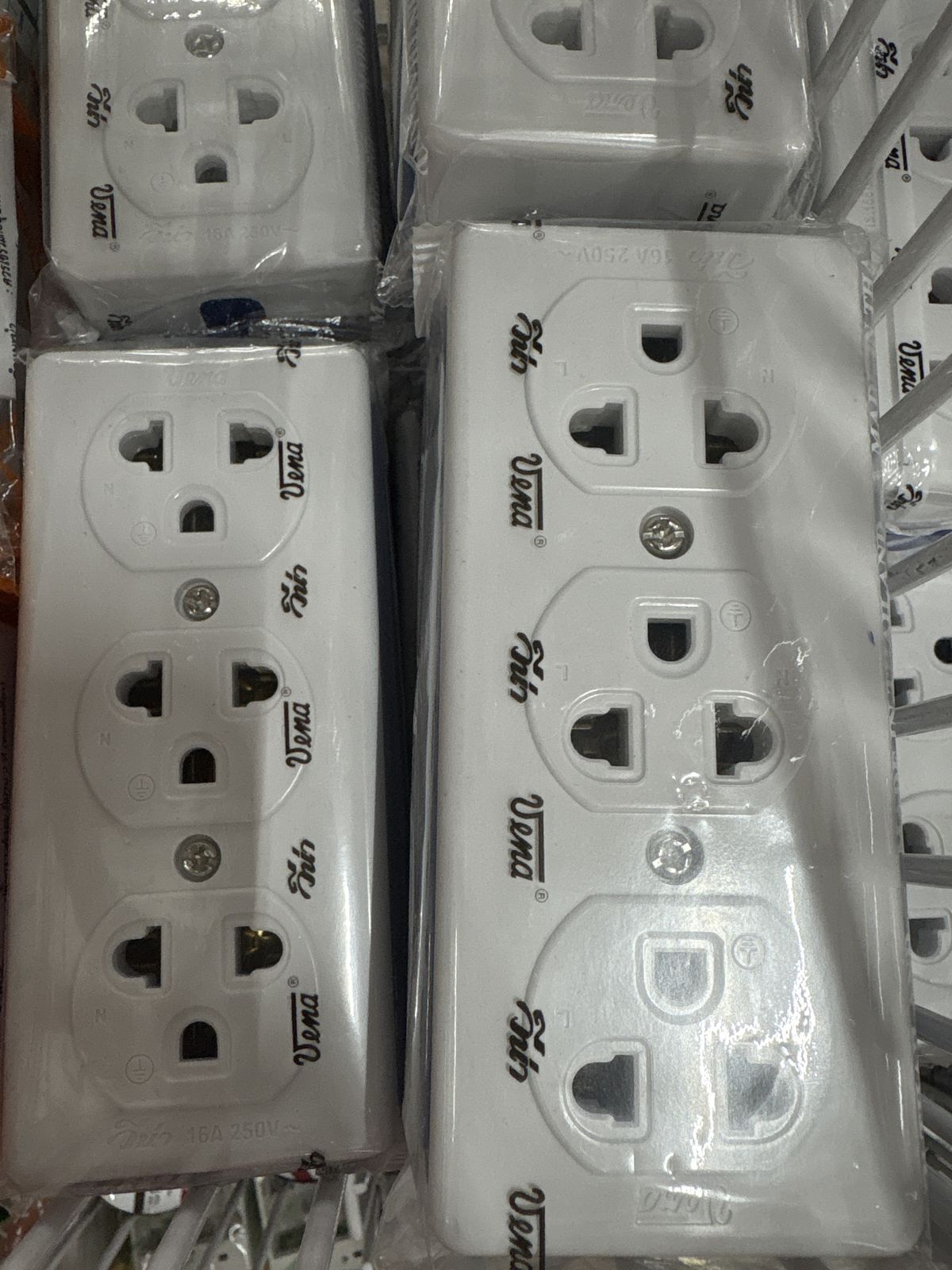 ปลั๊กสามตา เต้ารับ 3 ช่อง VENA  (มอก.) V251-GR1633