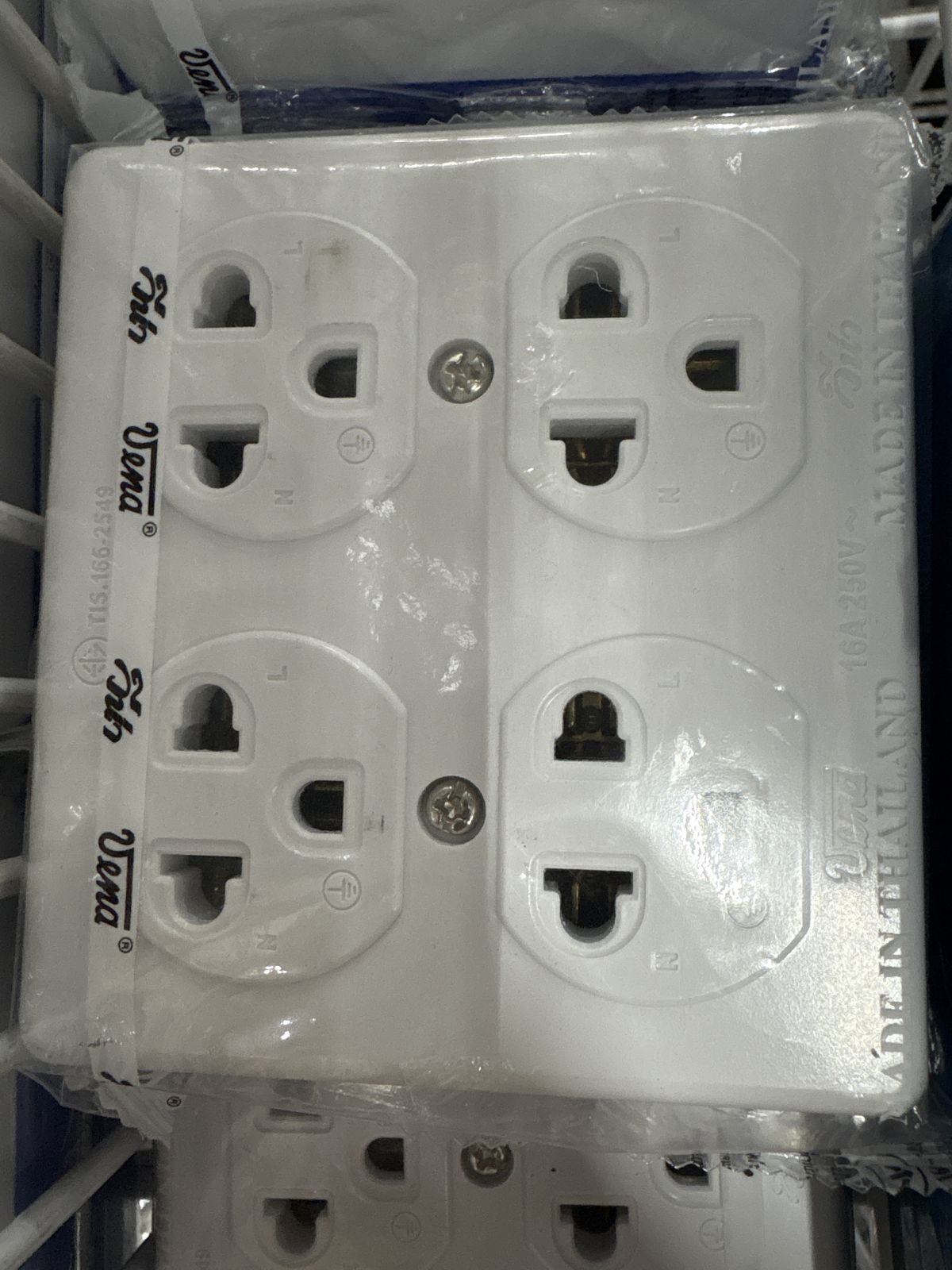 ปลั๊กสามตา เต้ารับ 4 ช่อง VENA (มอก.) V251-GR1634