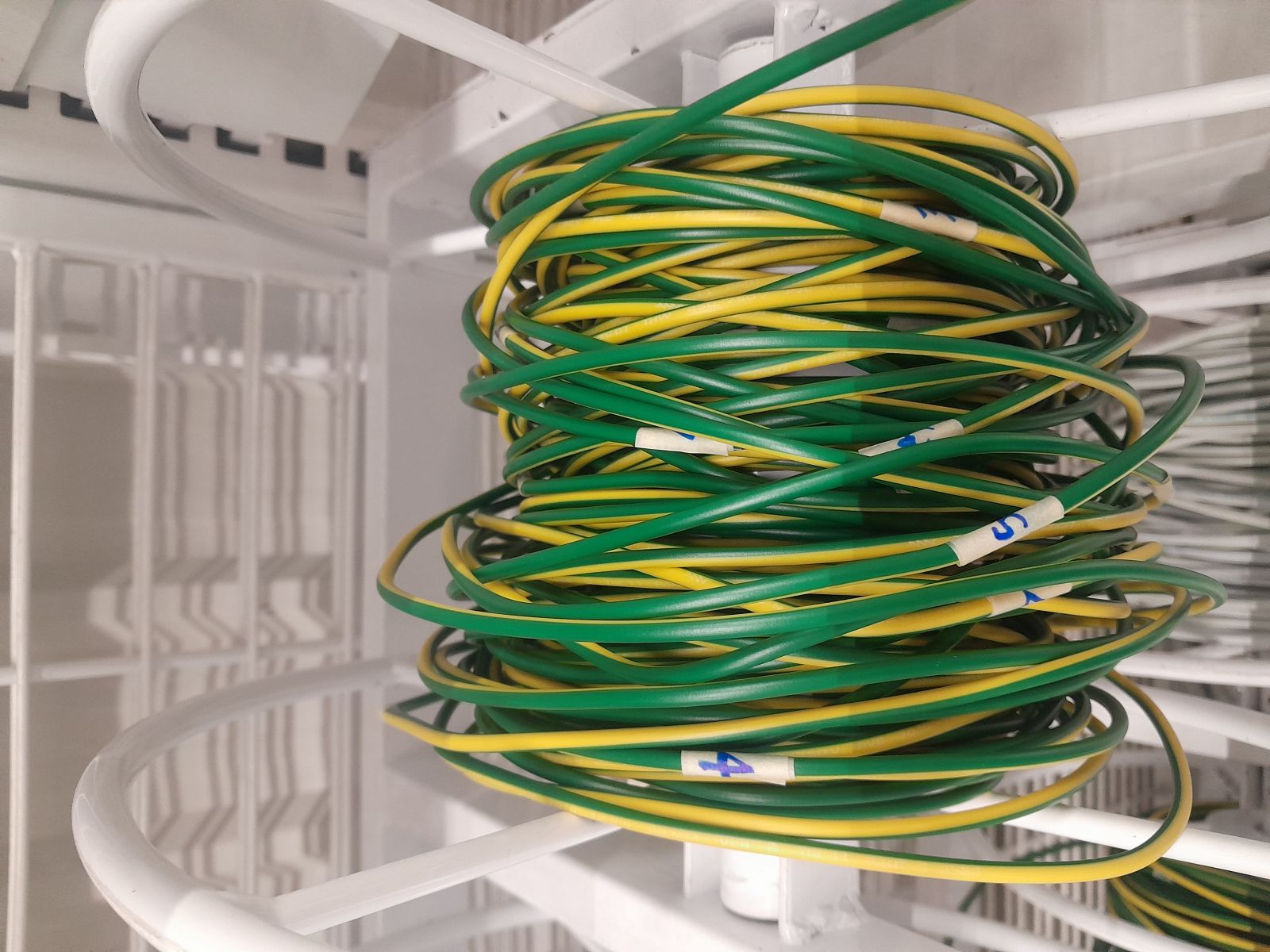 สายเดี่ยว THW #1x2.5 NNN  - เขียวคาดเหลือง  (แบ่งเมตร)