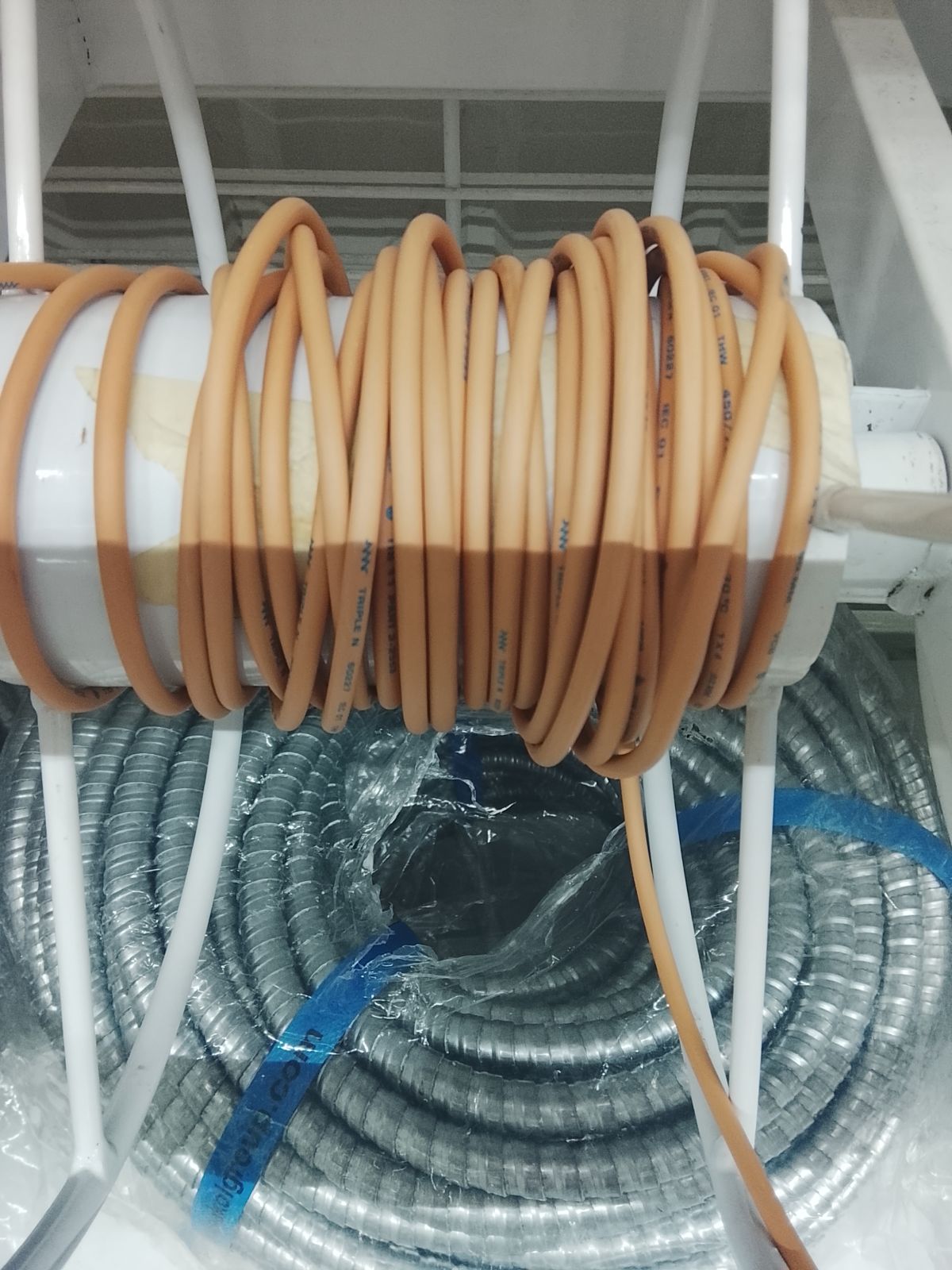 สายเดี่ยว THW #1x4 NNN  - น้ำตาล  (แบ่งเมตร)