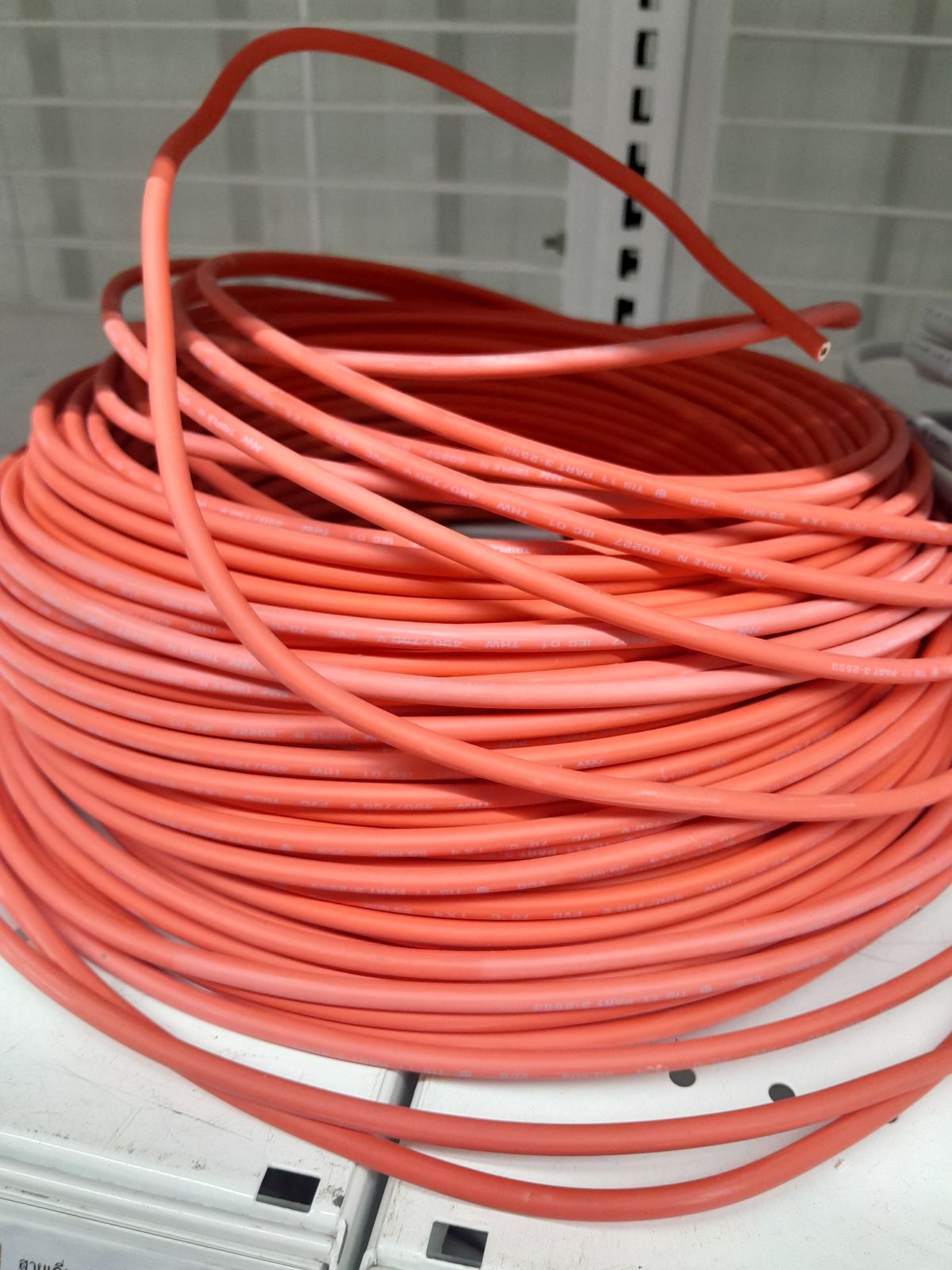 สายเดี่ยว THW #1x4 NNN  - แดง  (แบ่งเมตร)