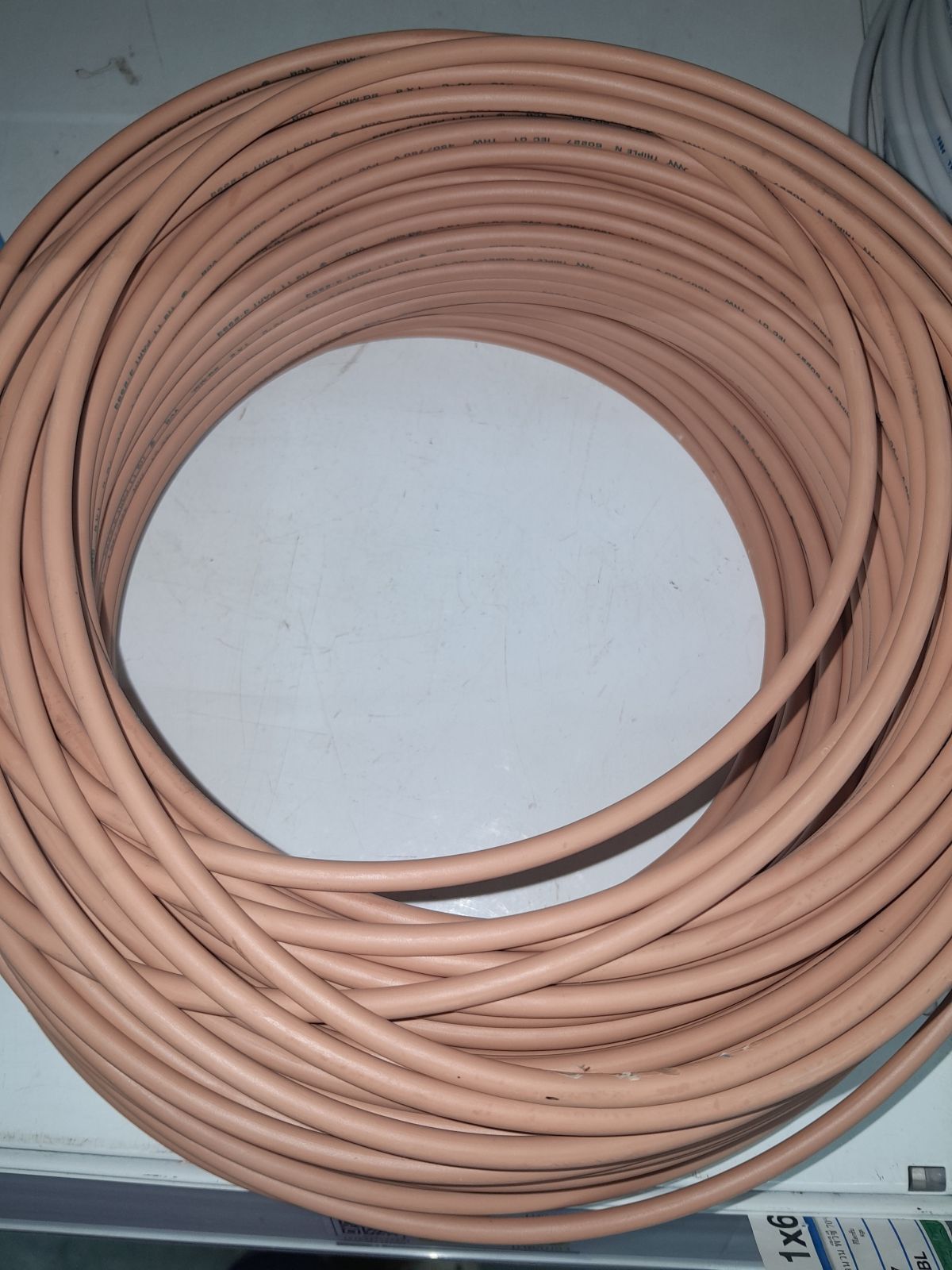 สายเดี่ยว THW #1x6 NNN  - น้ำตาล  (แบ่งเมตร)