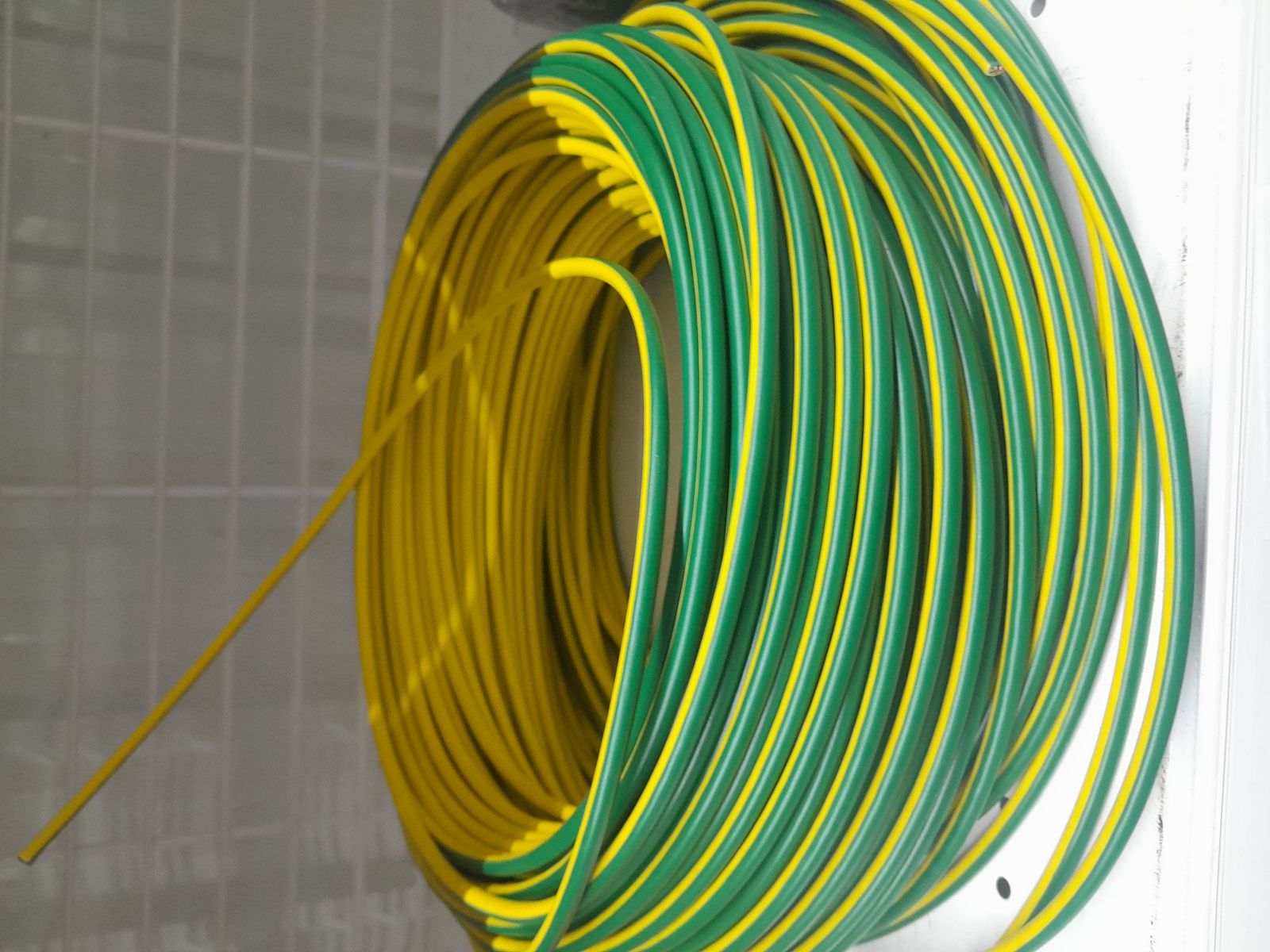 สายเดี่ยว THW #1x6 NNN  - เขียวคาดเหลือง  (แบ่งเมตร)