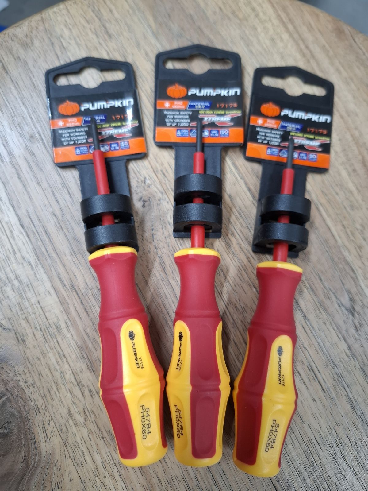 17175  ไขควงแฉก 2.5  VDE 1000V XTREME PHO+60mm  PUMPKIN