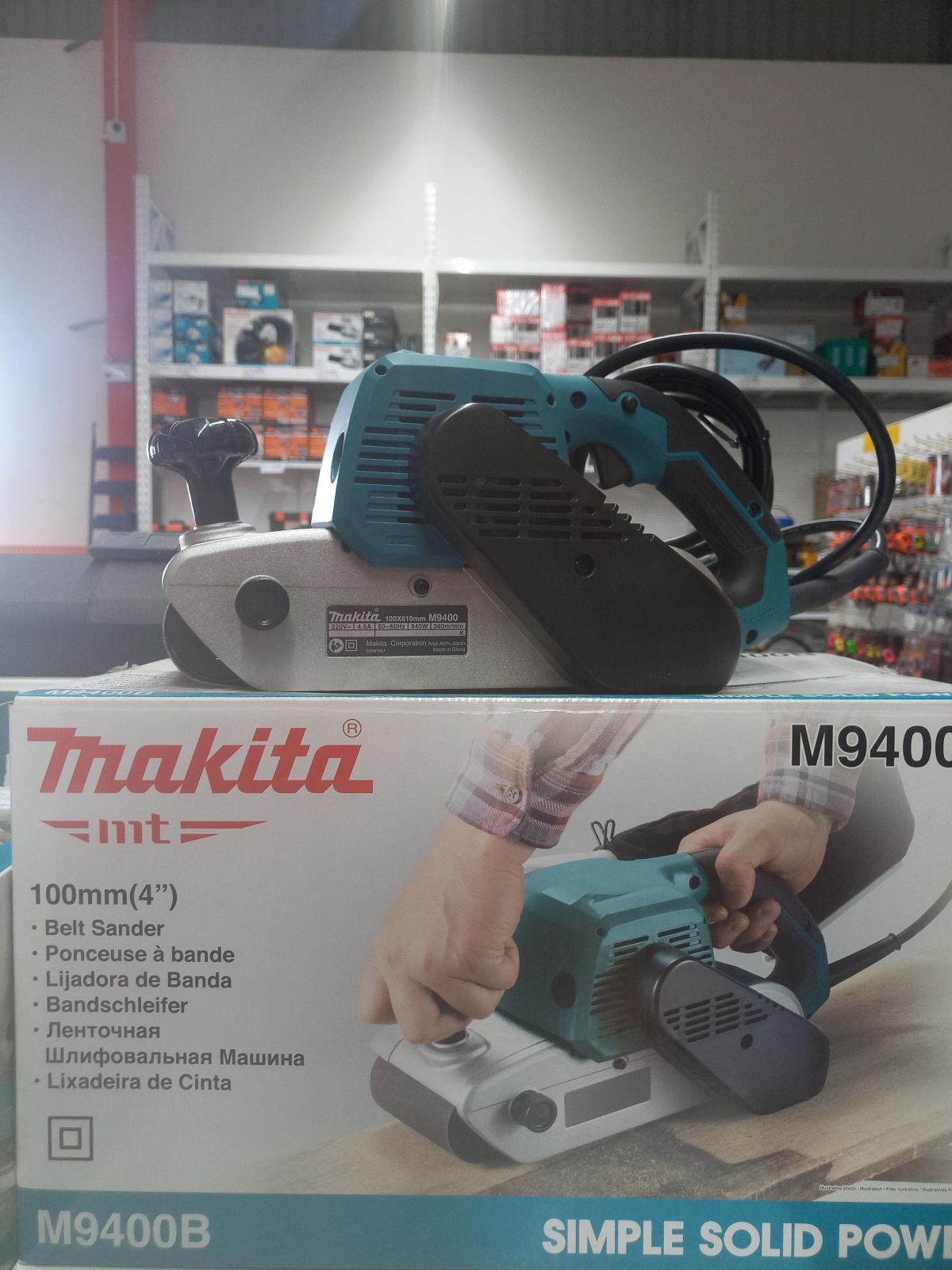 เครื่องขัดกระดาษทรายสายพาน makita M9400B (940W)