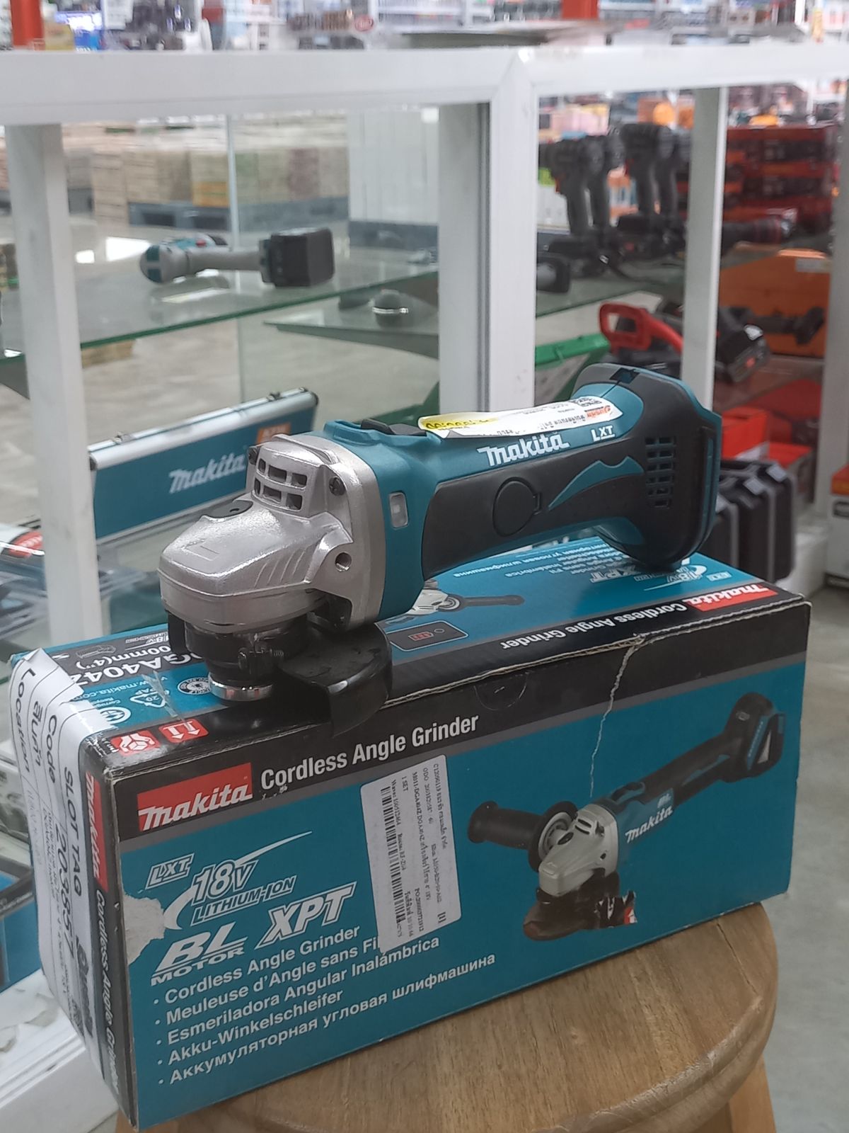 หินเจียรแบต มือไร้สาย 4" สวิตช์บีบ 18 V DGA402Z makita