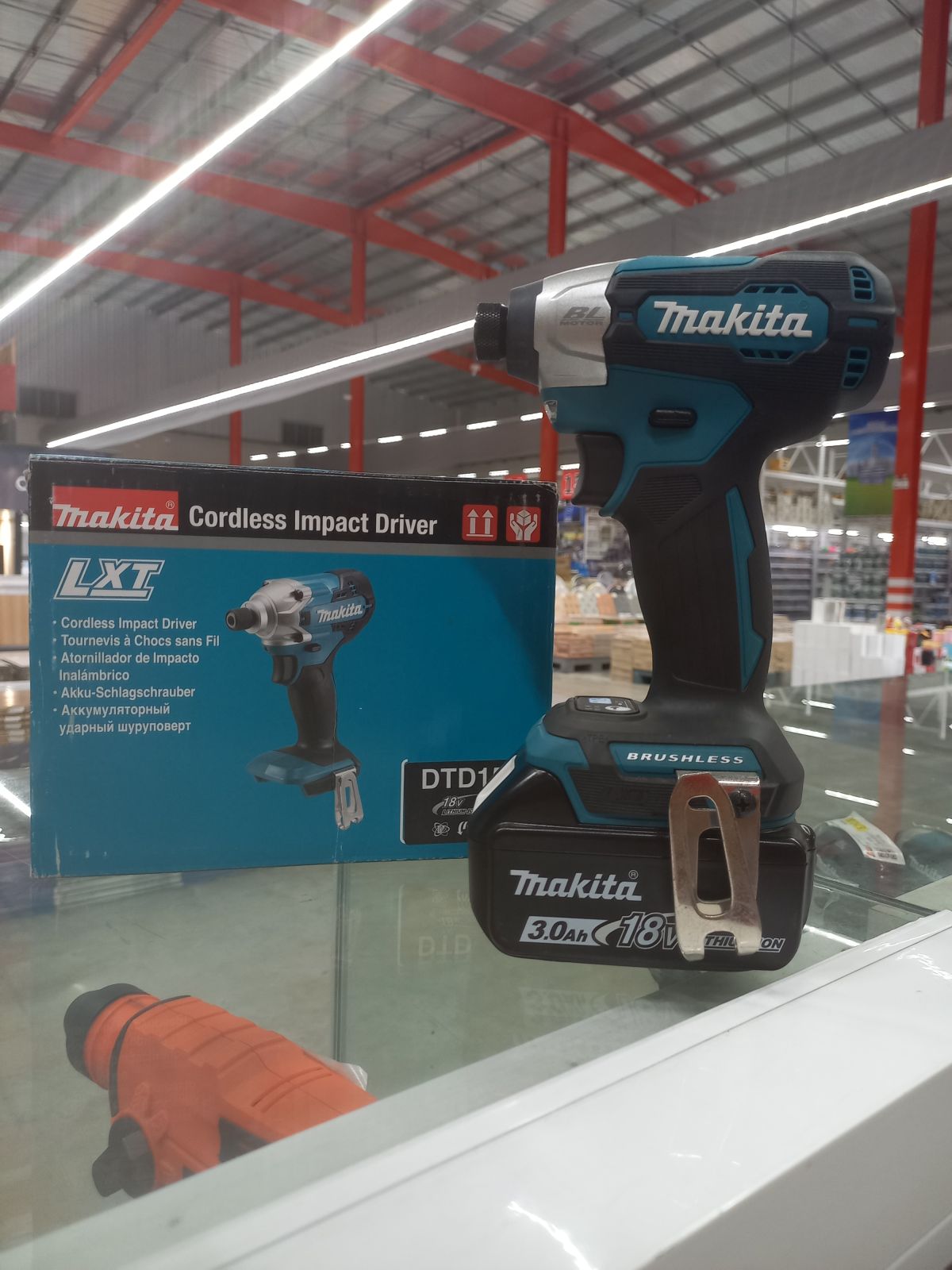 สว่านแบต กระแทกไร้สาย makita  (แบต 18V 3.0 A) DTD157RFJ