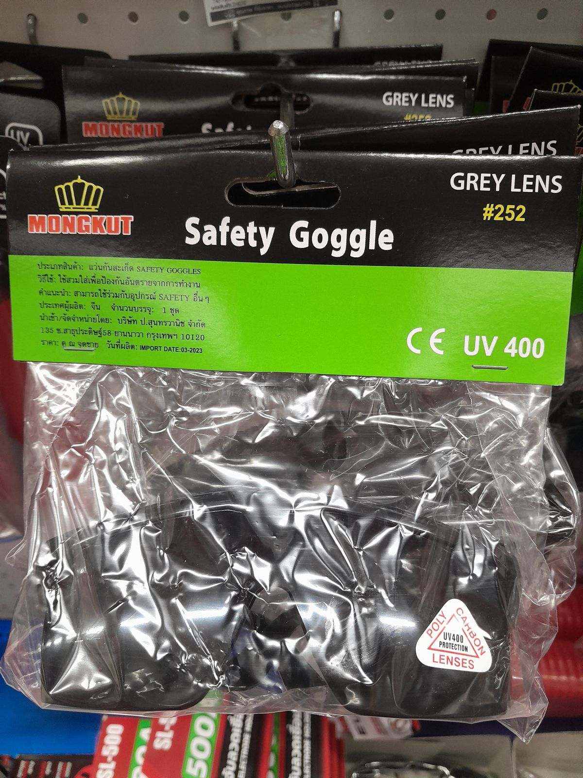 แว่นตาเซฟตี้ CROWN สีดำ #252#