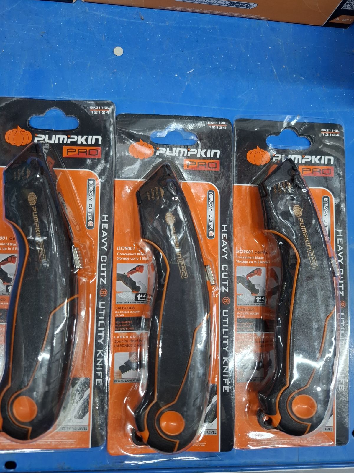 12124 มีดคัตเตอร์ รุ่น Heavy Cutz / Pumpkin  12124