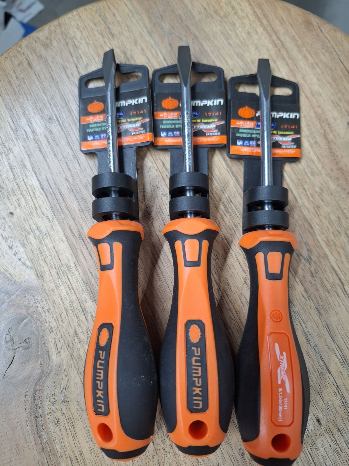 17141 ไขควงแบน ด้ามยาง  PUMPKIN 100mm