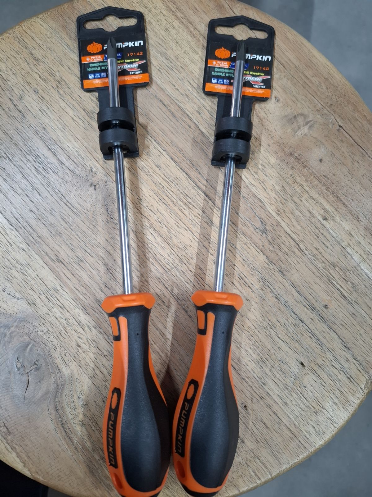 17142 ไขควงแฉก ด้ามยาง  PUMPKIN PH2-150mm