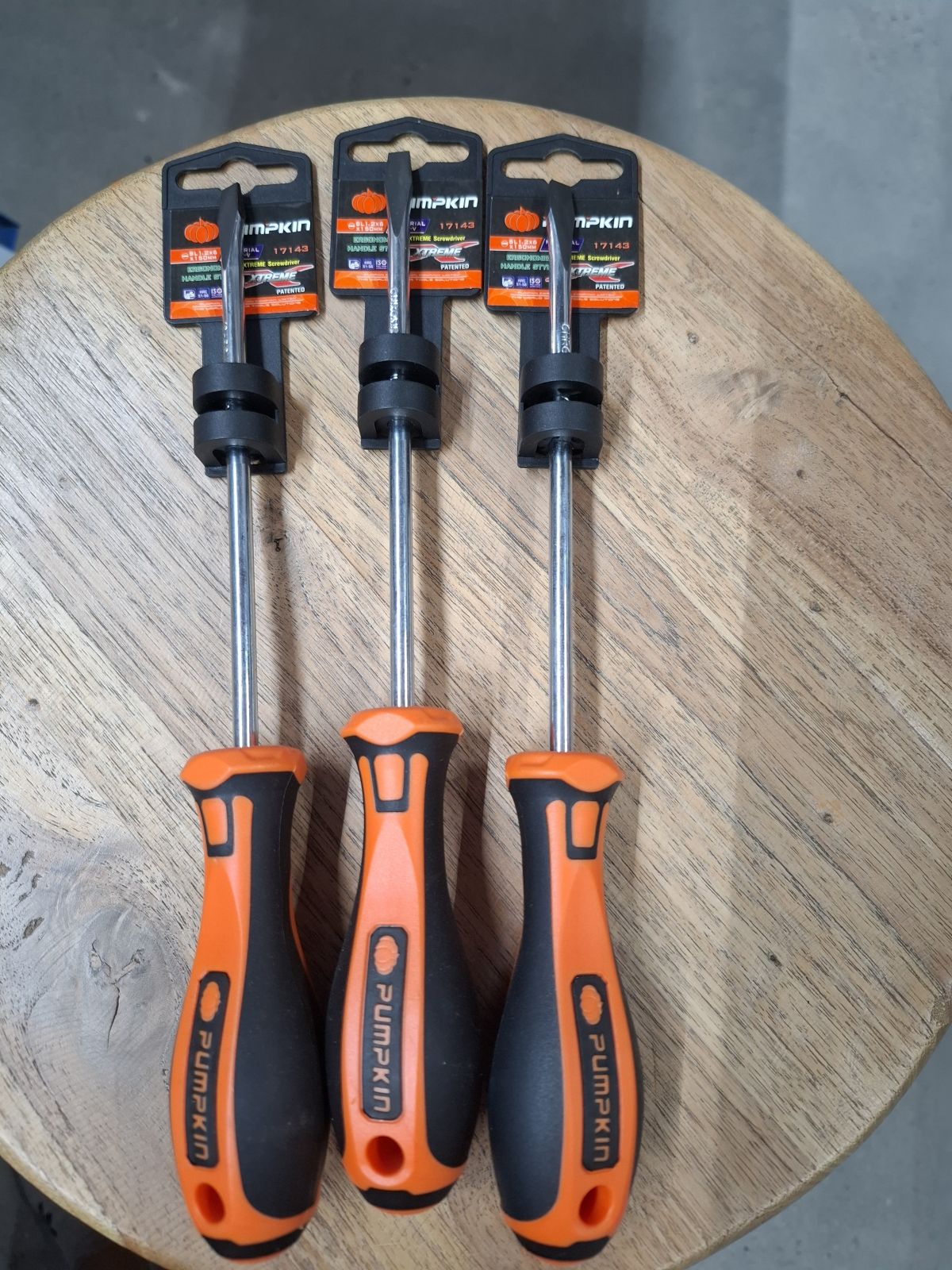 17143 ไขควงแบน ด้ามยาง  PUMPKIN 150mm