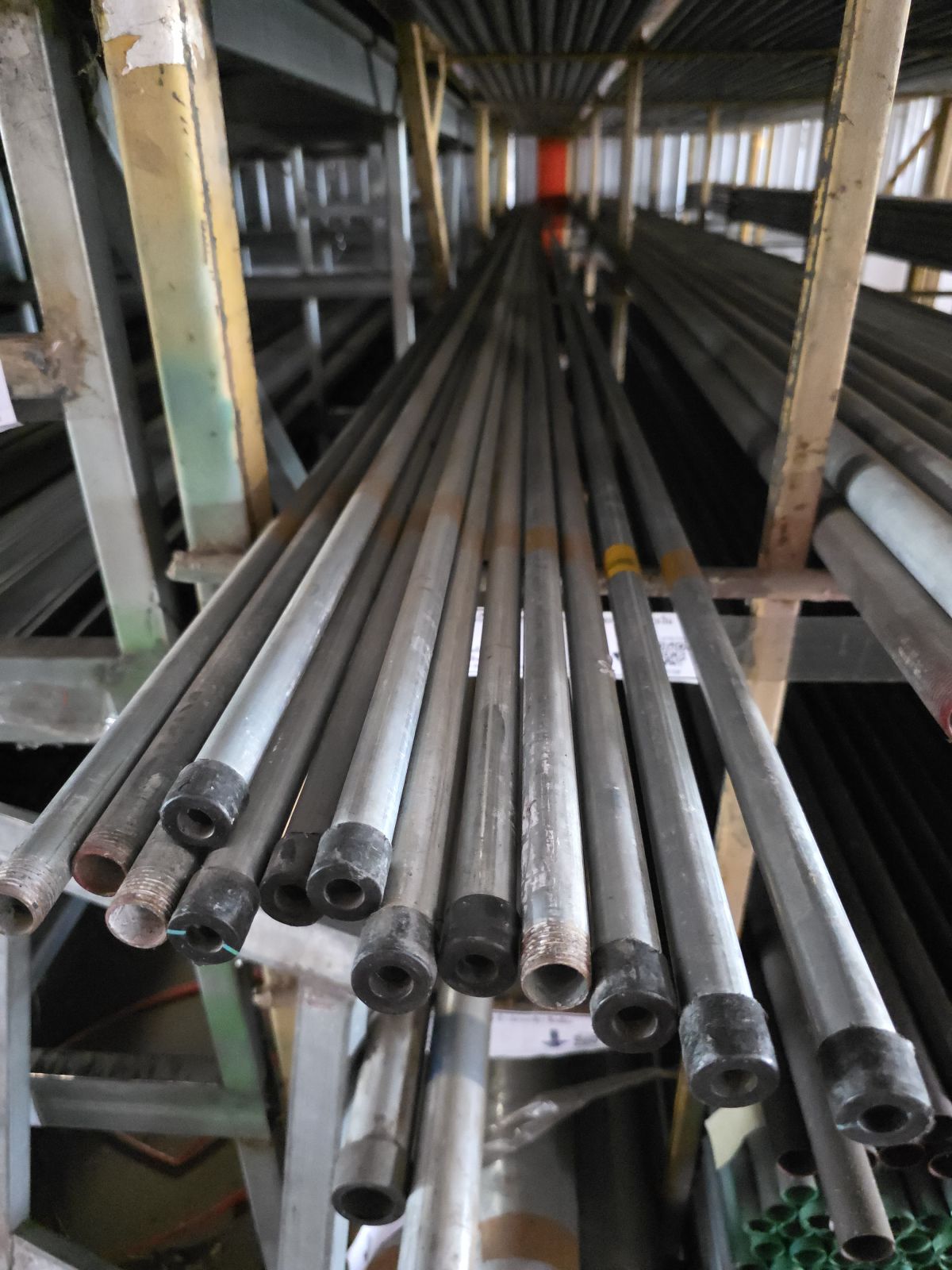 เหล็กแป๊ปประปา ขนาด 1/2 นิ้ว ปลายเกลียว สีเหลือง (บาง)