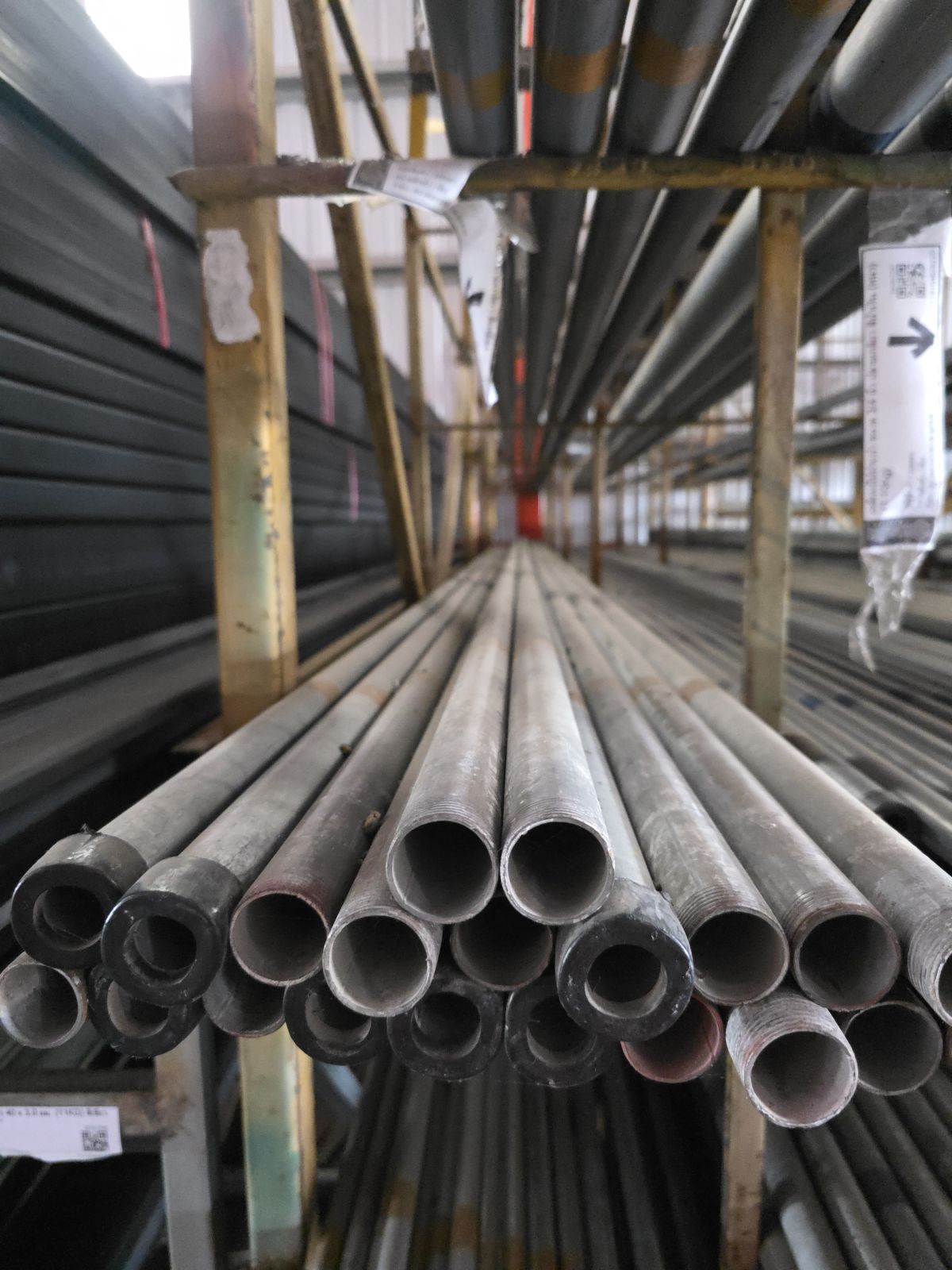 เหล็กแป๊ปประปา ขนาด 1 นิ้ว ปลายเกลียว สีเหลือง