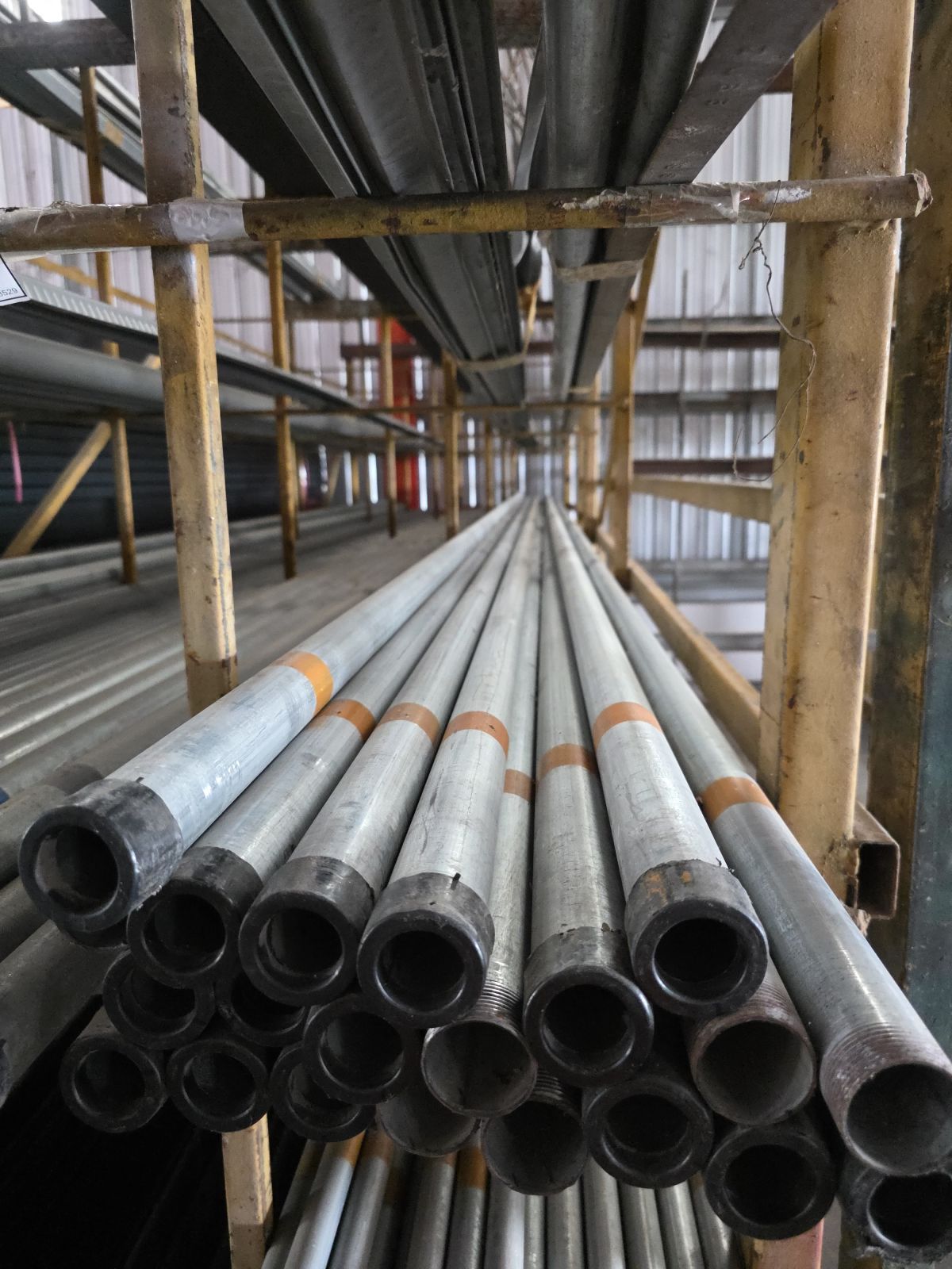 เหล็กแป๊ปประปา ขนาด 1.1/4 นิ้ว ปลายเกลียว สีเหลือง