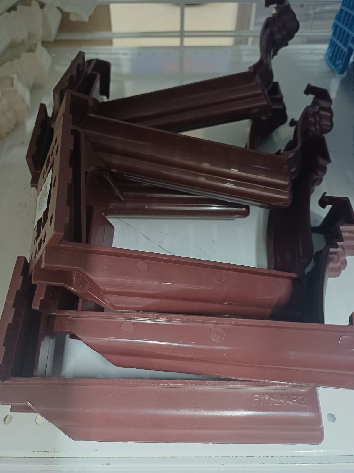 ตะขอรับรางน้ำฝน วีจี เฟิร์ส R2 สีน้ำตาลแดง