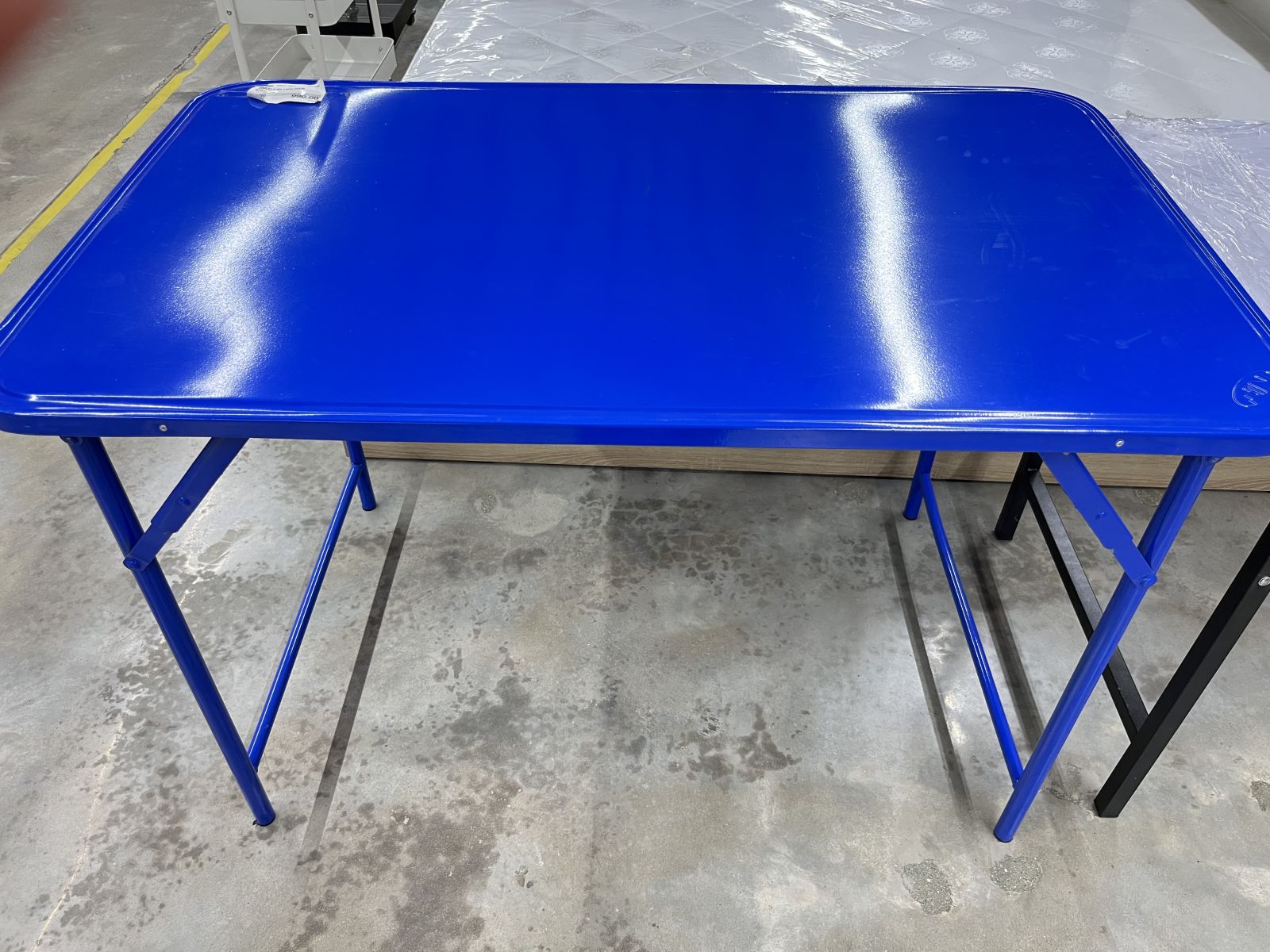 โต๊ะพับเหล็ก 4 ฟุต ขาสวิง (คละสี)